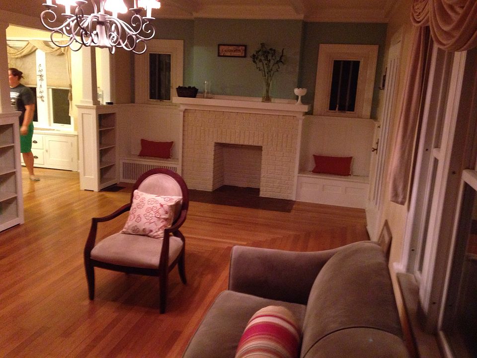Massive, charming Liv. Room