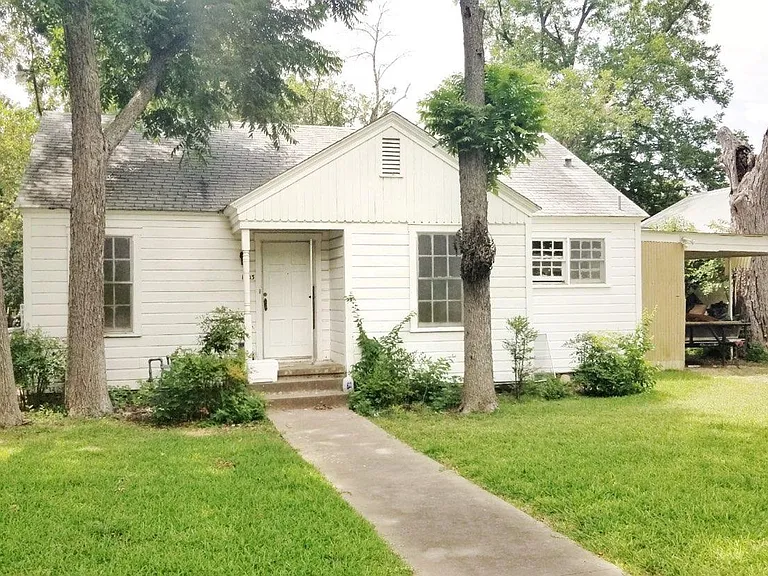 1403 Burns Blvd — Photo 1