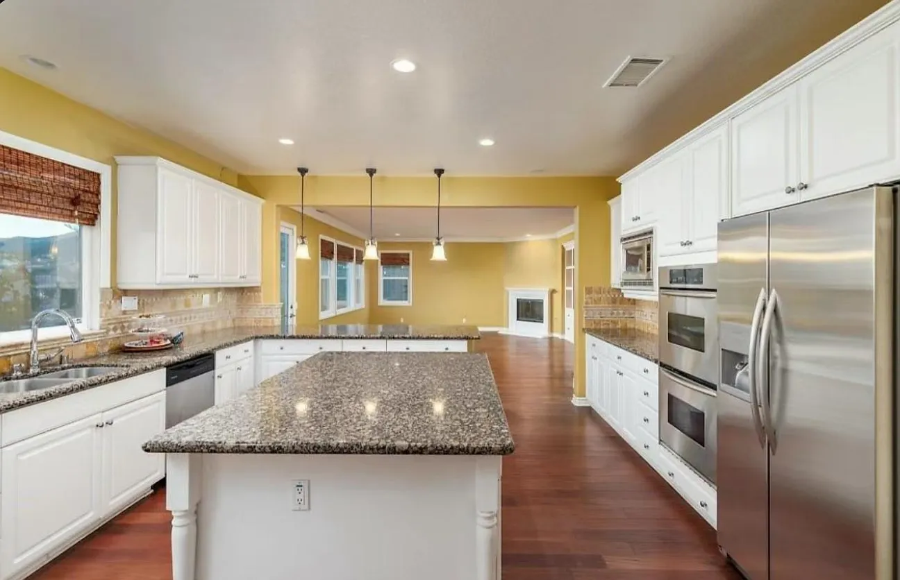 5 bed, 4400 sqft, $5,480 — Photo 4