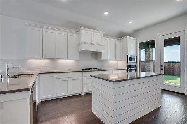 6840 Stonecrop Dr — Photo 21