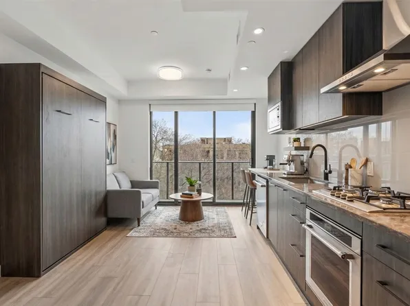 3051 Abbott St #409, Kelowna, BC V1Y 1G9