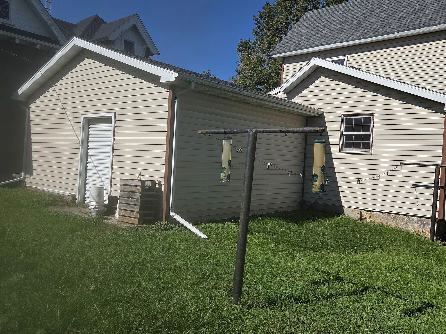3 bed, 1.5 bath, 1800 sqft, $1,300 — Photo 2