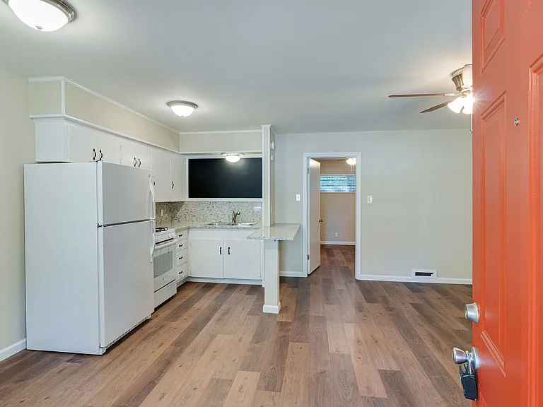 601 W College St — Photo 16