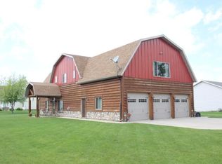 305 7th St NW, Melrose, MN 56352