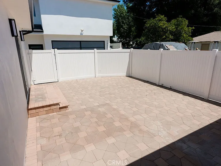 14605 Wyandotte St — Photo 52