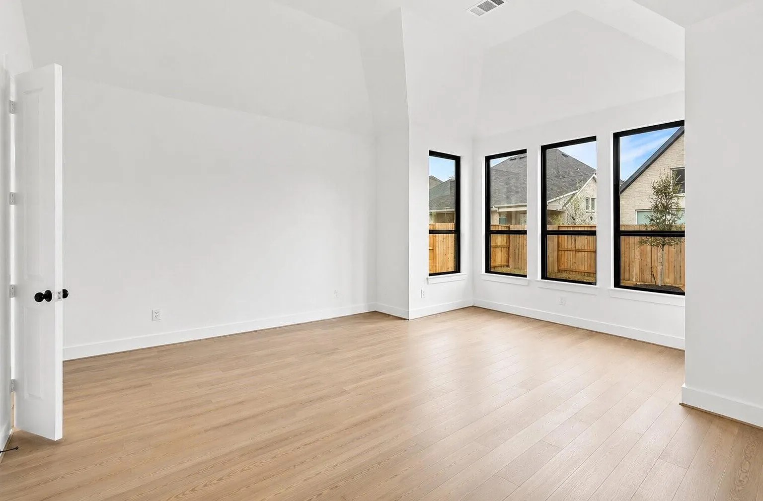 5 bed, 7.0 bath, 3915 sqft, $4,500 — Photo 4