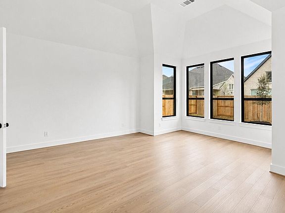 4th image of 2302 Bluewood Dr