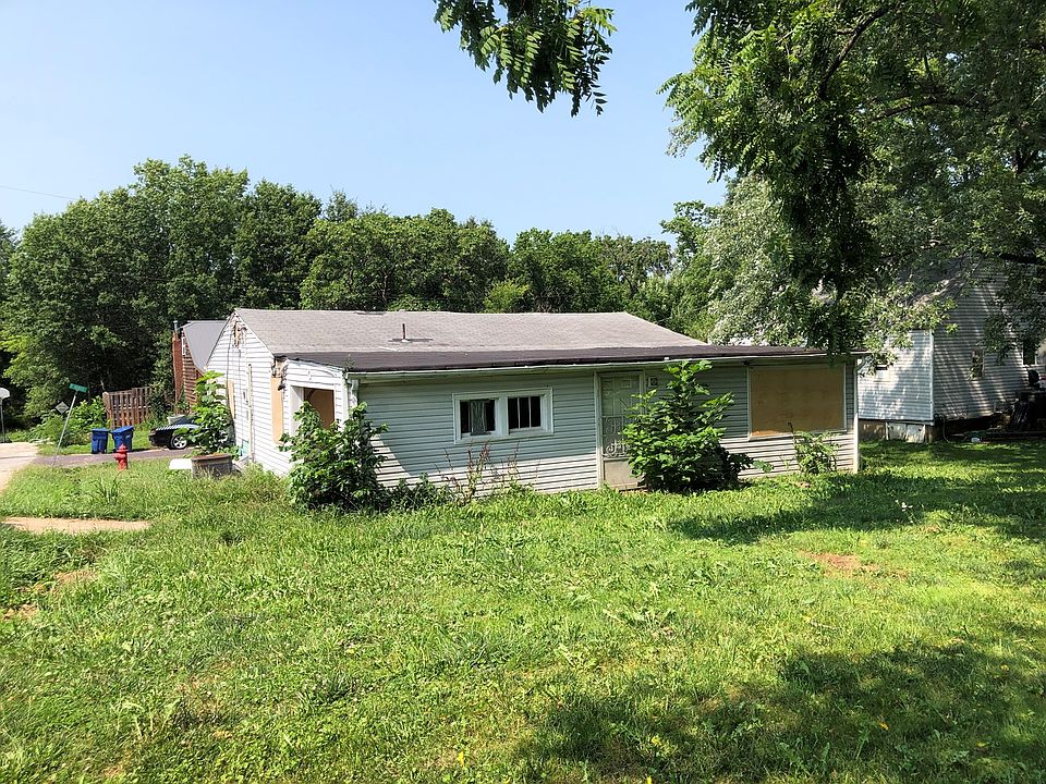 1st image of 305 W 9th St