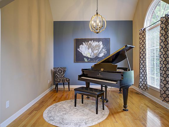 3rd image of 409 Emerald Chase Cir