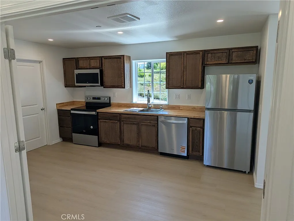 3 bed, 1440 sqft, $2,100 — Photo 3