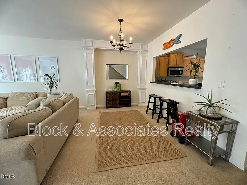 3 bed, 3.5 bath, 2020 sqft, $2,100 — Photo 4