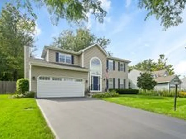 28 Hampton St, Cary, IL 60013