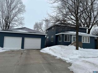 605 W Main St, Parkston, SD 57366