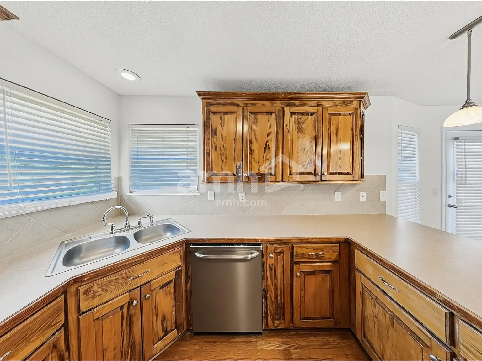 4 bed, 3.0 bath, 2000 sqft, $2,485 — Photo 4
