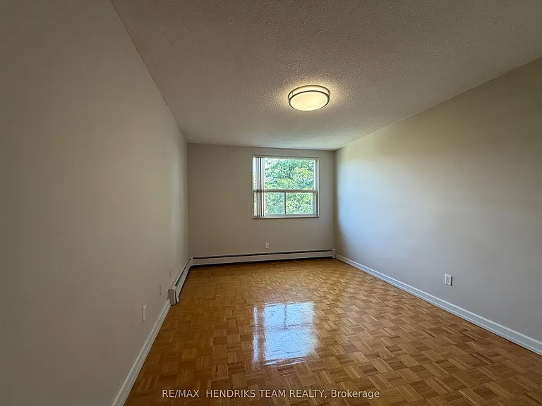 33 Leaside Dr #402 — Photo 7