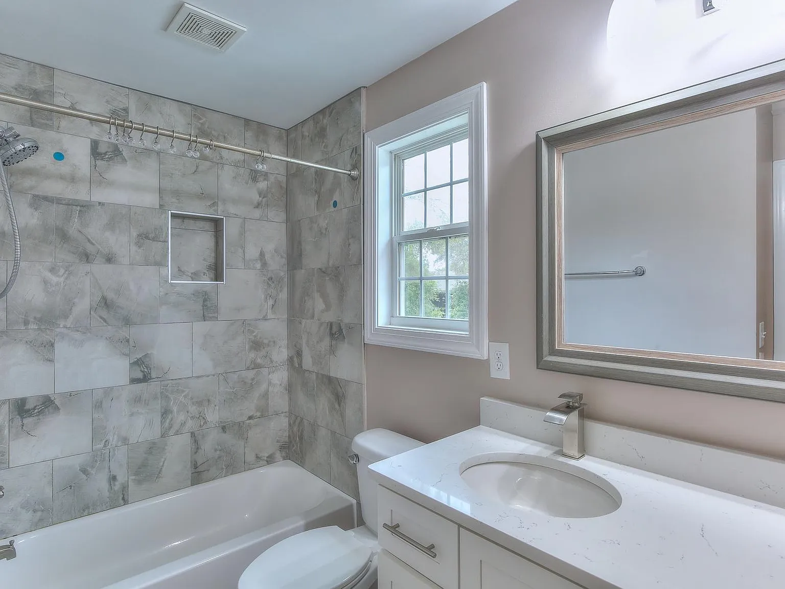 4 bed, 1981 sqft, $2,999 — Photo 4