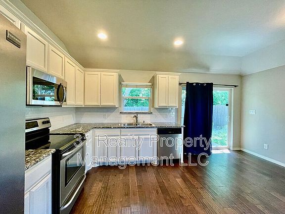 2nd image of 3115 N Hickory St