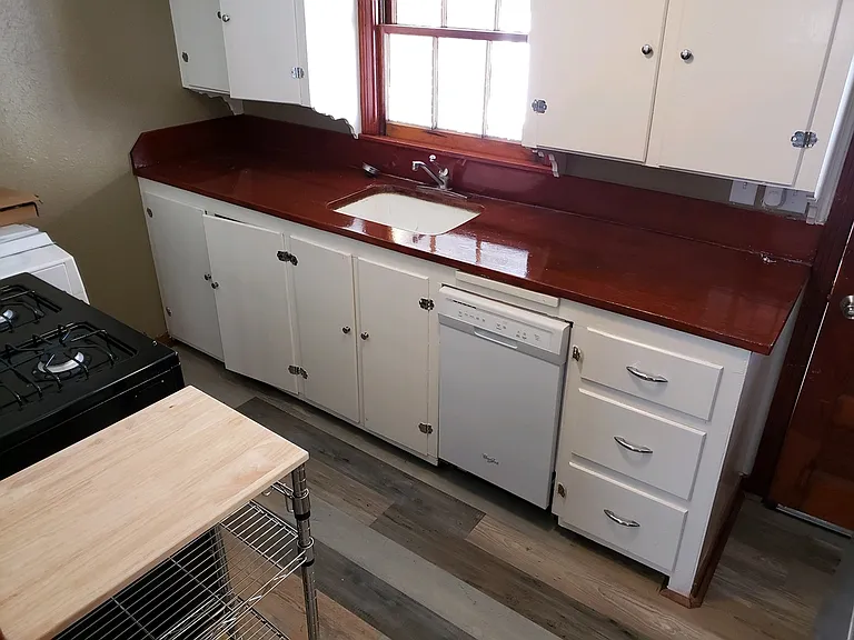 211 W Collins St — Photo 16