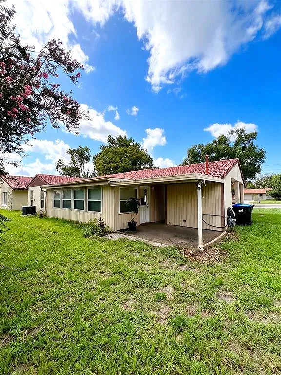 4 bed, 2.0 bath, 1540 sqft, $2,400 — Photo 2
