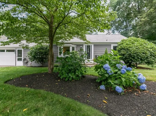 370 Village St, Medway, MA 02053