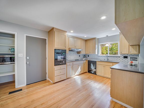 4th image of 2542 Patricia Dr