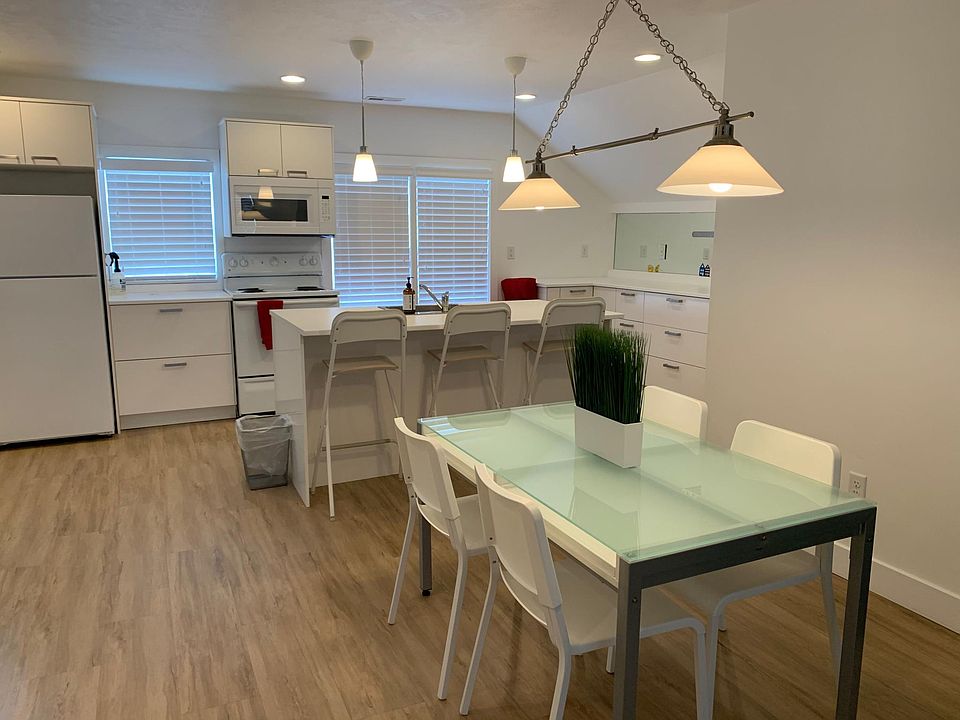 kitchen/dining area