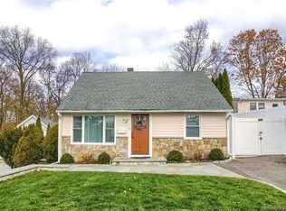 110 Old Barn Rd N, Stamford, CT 06905