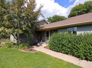 4617 Hillvale Way N, Oakdale, MN 55128