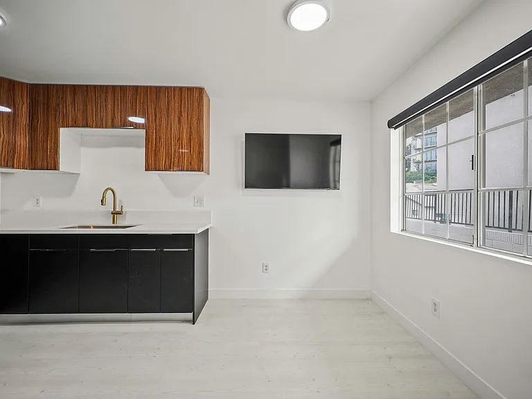 920 Everett St #5 — Photo 3