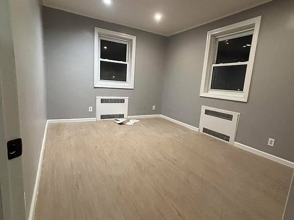 3rd image of 153 Dahlgren Pl Floor 2