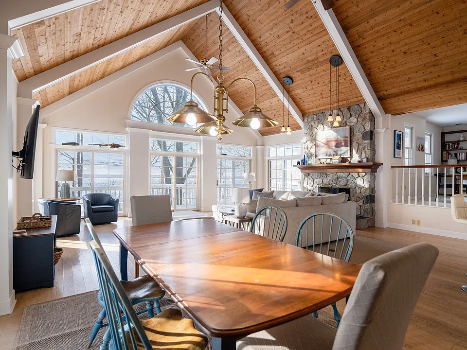 6263 Lakeshore Dr