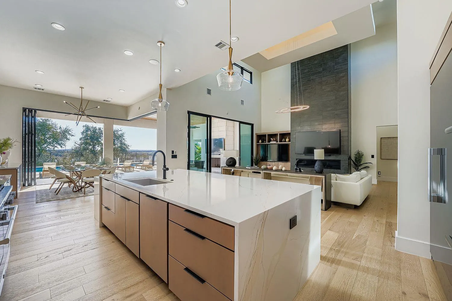 5 bed, 8.0 bath, 6700 sqft, $21,500 — Photo 4