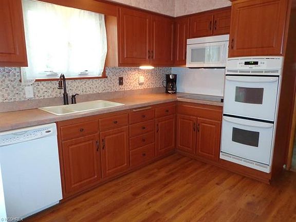 4th image of 16249 Cypress Ave