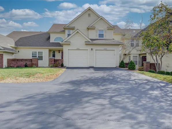 12074 Autumn Lakes Dr, Maryland Heights, MO 63043