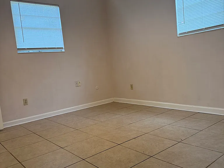 1028 Potomac Dr — Photo 3