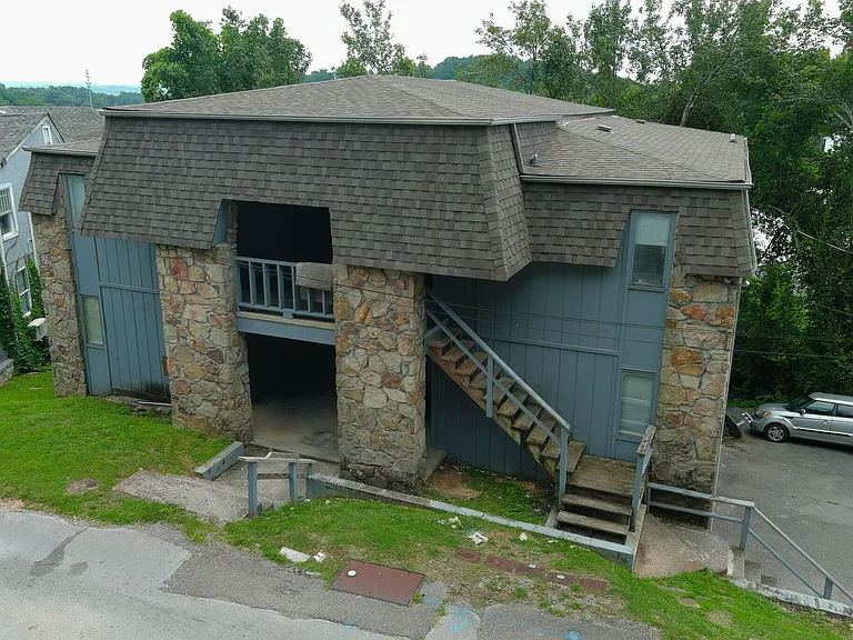 30 Woodlawn Dr — Photo 2