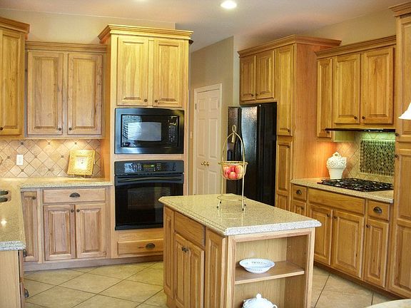 Chefs kit. w/ maple cabinets.