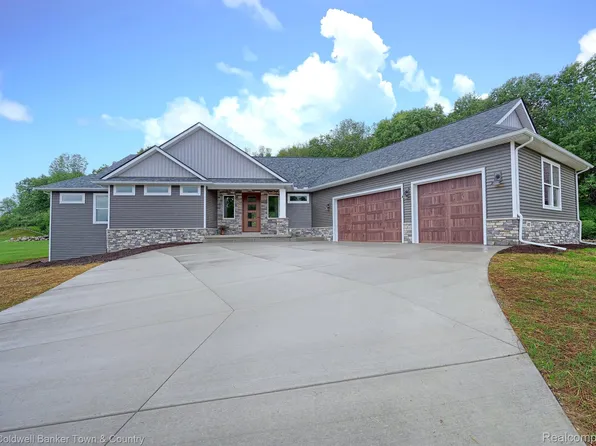4112 Prairie Rose Dr, Howell, MI 48843