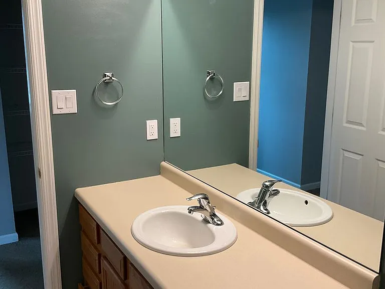 1049 Royal Dr — Photo 36