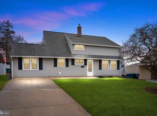 8 Woodbine Rd, Levittown, PA 19057