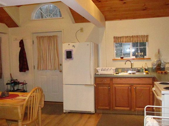 5th image of 131 Perkins Ln