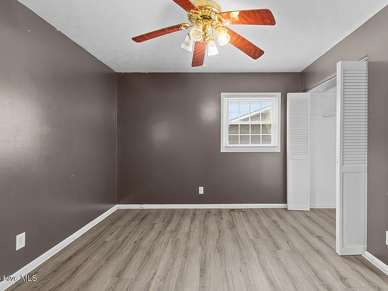 105 Valley Ct — Photo 15