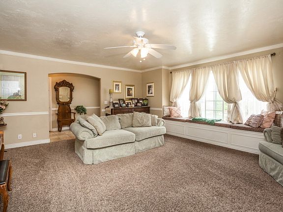 4th image of 1052 N Mahogany Dr
