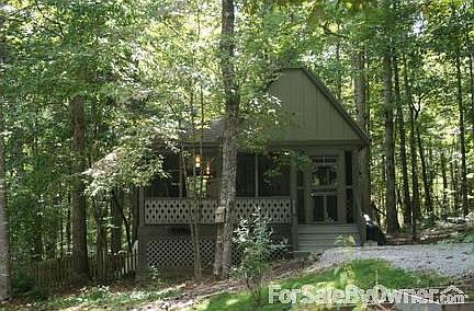 Building as quest house or residence
						:
						room sizes 12'9"x12'9" 13'9" x 12'9"