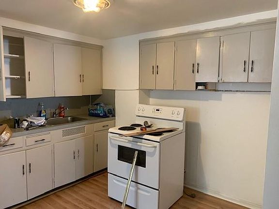 3rd image of 2660 Kenwood Blvd #2