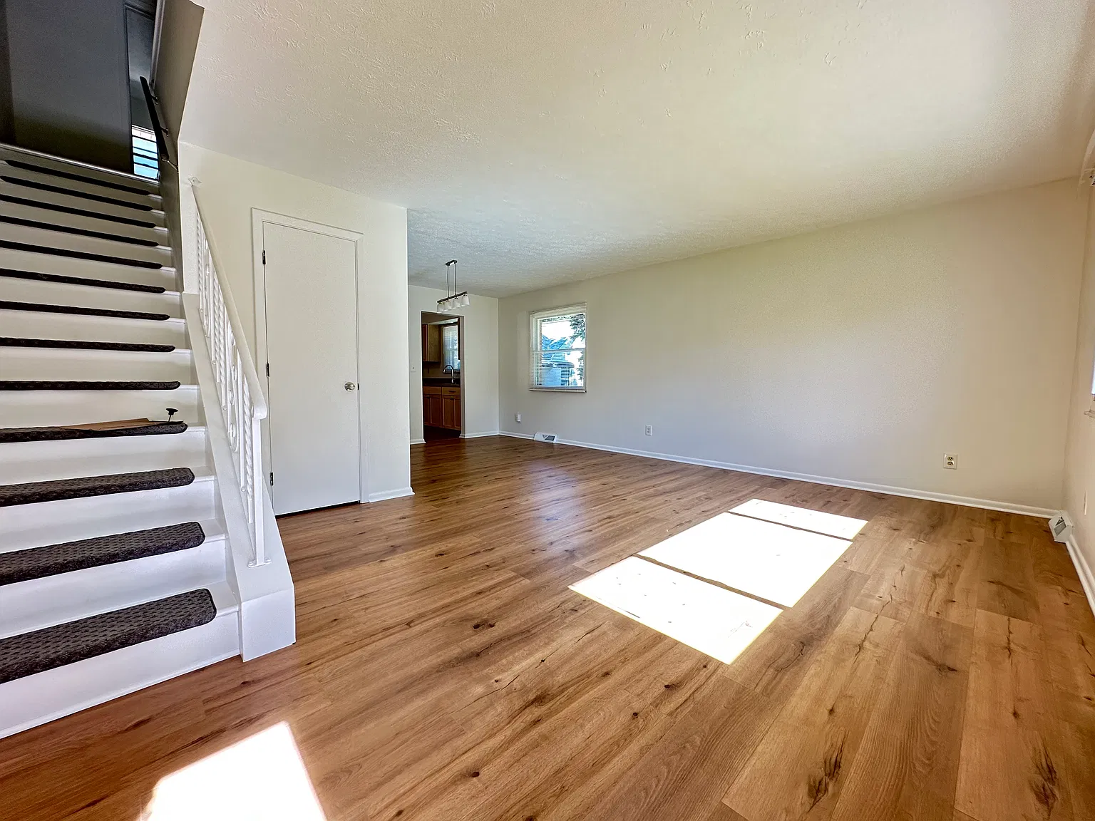 3 bed, 1.5 bath, 1254 sqft, $1,750 — Photo 2