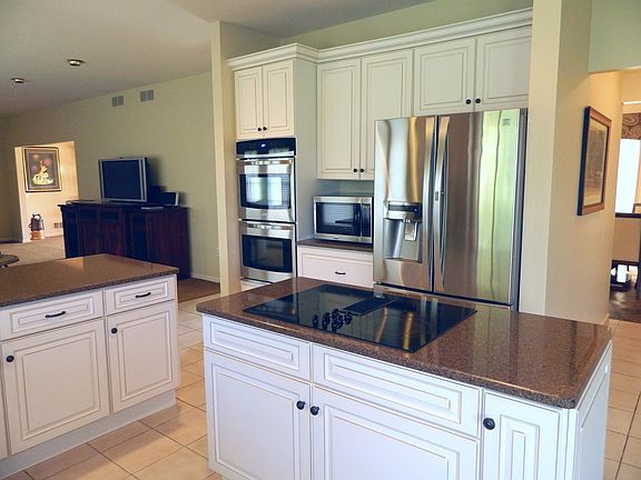 Kitchen W/Center Island