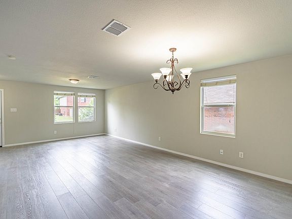 3rd image of 1112 Willow Tree Dr
