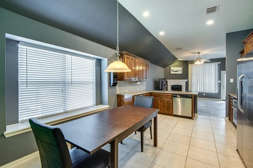 3 bed, 1810 sqft, $2,295 — Photo 2
