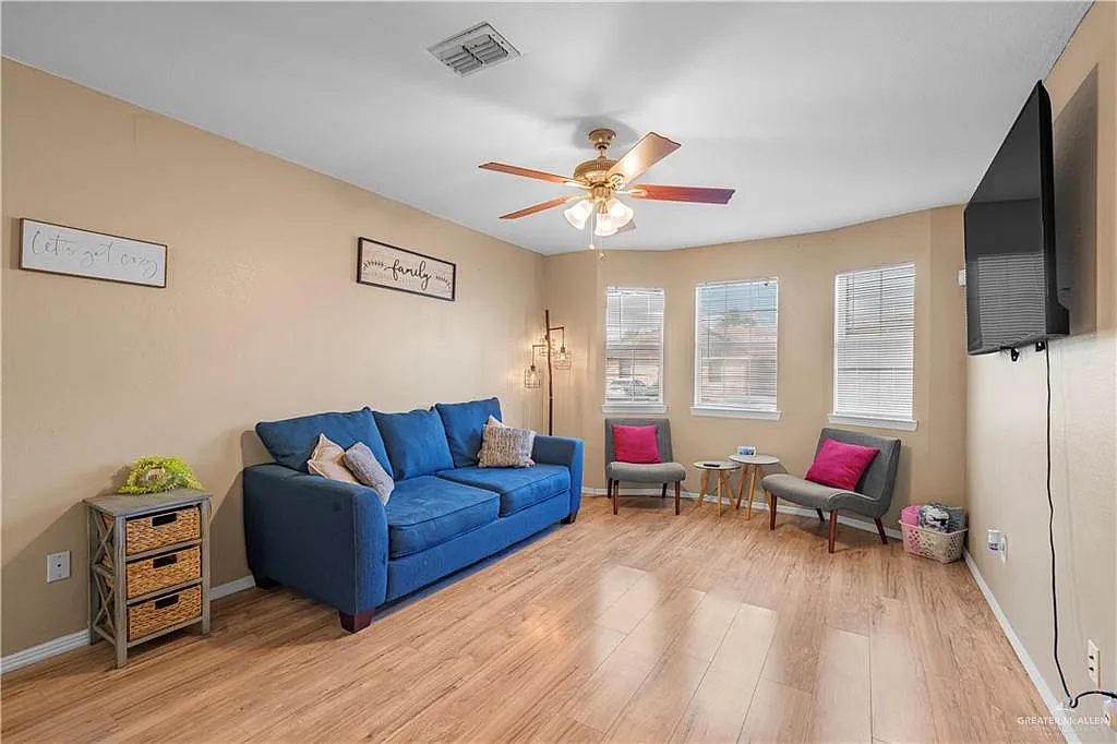2 bed, 1.0 bath, 893 sqft, $850 — Photo 4